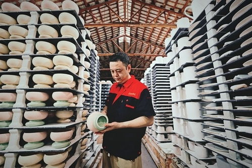 廠二代 出海 不甘只做代工廠,駛?cè)肟缇畴娚趟{海