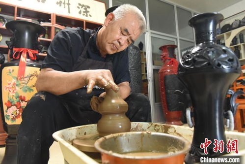 河北深州六旬手藝人80多道工序制作黑陶 產品暢銷海內外